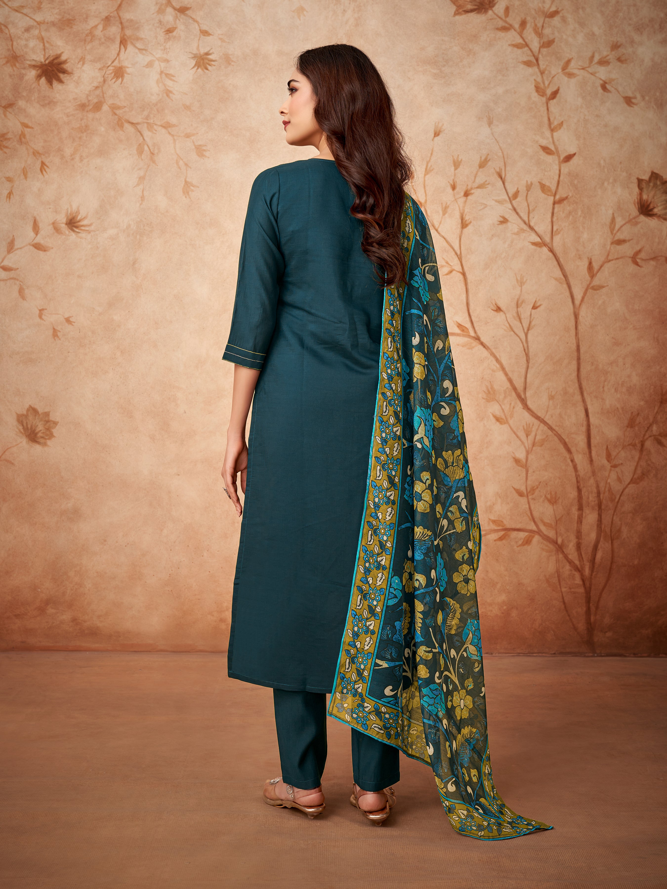 Chic Embroidery Kurta with Coordinated Pant and Dupatta